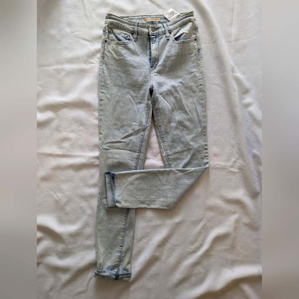 LEVI’S • 721 High Rise Skinny Jeans in Charged Up - Medium Wash • 28